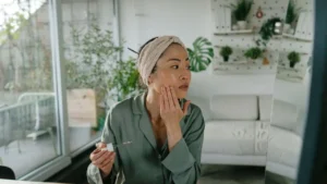 Monsoon Skincare Tips: मॉनसून में ऑयली स्किन का रखें खास ख्याल; पिंपल्स और चिपचिपाहट से बचने के आसान उपाय