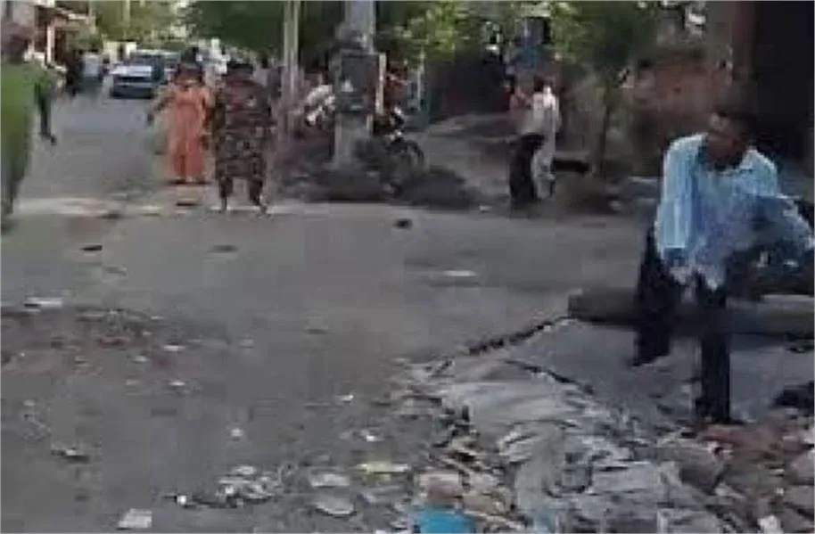 Yamunanagar Crime: नशा तस्कर को पकड़ने गई पुलिस टीम पर जानलेवा हमला; ग्रामीणों ने पथराव कर आरोपी को छुड़ाया