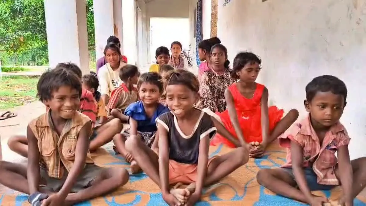 Hazaribagh News: आदिम जनजाति बिरहोरों ने ‘अर्थ एक प्रयास’ टीम के साथ किया योग; स्वस्थ जीवन के लिए बच्चों ने लिया संकल्प