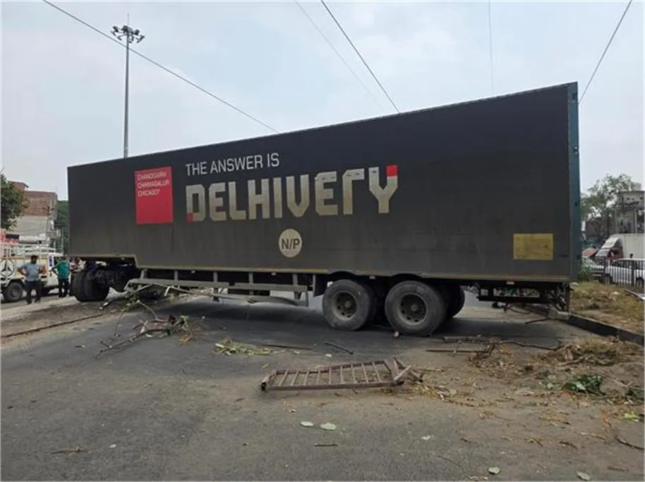 Ludhiana Accident: लाडोवाल चौक पर तेज रफ्तार ट्राले ने फॉर्च्यूनर को मारी टक्कर, हाईवे पर लगा भारी जाम