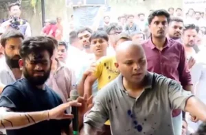 Abhijeet Dipke Ink Attack: जंतर-मंतर पर भारी हंगामा, कॉजपा संस्थापक अभिजीत दीपके पर महिला ने फेंकी स्याही