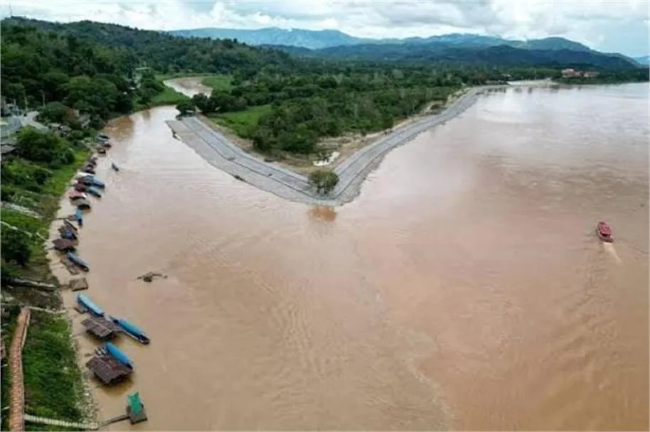 China Floods: चीन के 1 लाख बांध बने मुसीबत, बिना चेतावनी पानी छोड़ने से कई गांवों में भारी तबाही