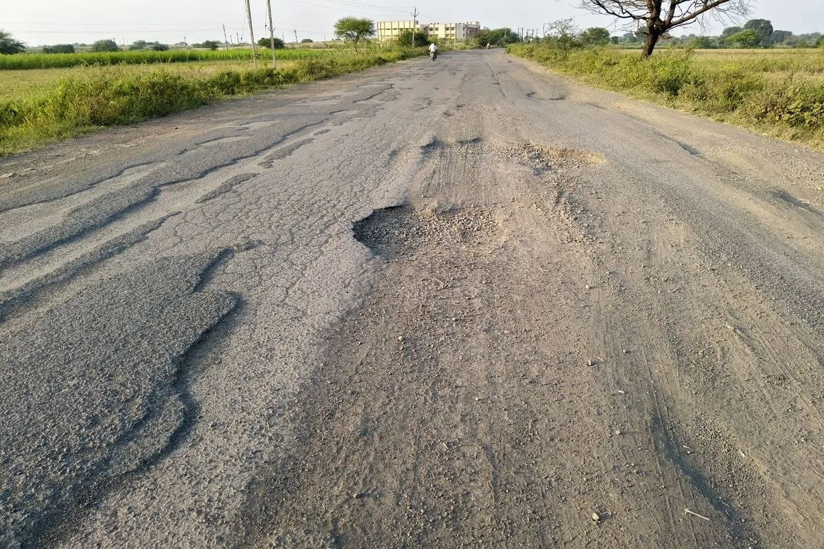 Khandwa Mundi Road: खंडवा-मूंदी मार्ग के हिचकोलों ने निकाला प्रभारी मंत्री का पसीना, बोले- जल्द बनेगा रोड