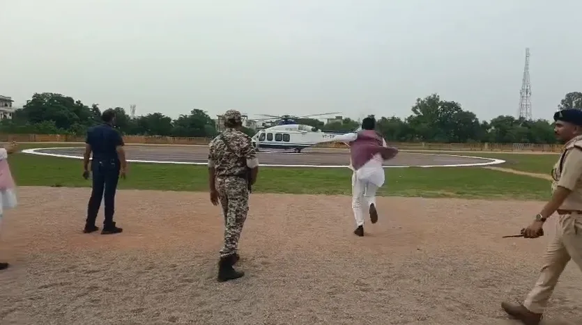 Viral Video: टीकमगढ़ में मंत्री जी की दौड़! CM मोहन के हेलीकॉप्टर में बैठने के लिए दिलीप अहिरवार ने लगाई फर्राटा दौड़
