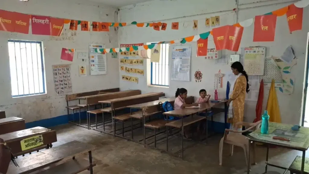 अजब-गजब: रांची के इस स्कूल में सिर्फ 2 बच्चे और 2 शिक्षक, मिड-डे मील का खर्च जारी