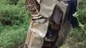 अहिल्यानगर में सड़क हादसे ने खोला गुटखा तस्करी का राज: खाई में गिरी इनोवा, लाखों का माल बरामद