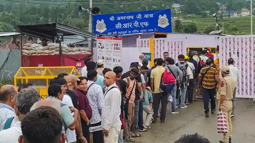 Amarnath Yatra 2026: बाबा बर्फानी के जयकारों के साथ पवित्र अमरनाथ यात्रा शुरू, LG मनोज सिन्हा ने दिखाई हरी झंडी