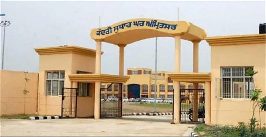 Amritsar Central Jail News: नशा तस्करी में जेल वार्डर गिरफ्तार, भारी मात्रा में अफीम और मोबाइल बरामद