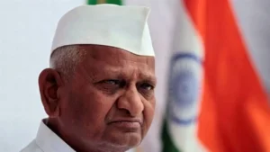 Anna Hazare Protest: छात्रों के समर्थन में उतरे अन्ना हजारे, अहिल्यानगर में रखा दो घंटे का मौन उपवास