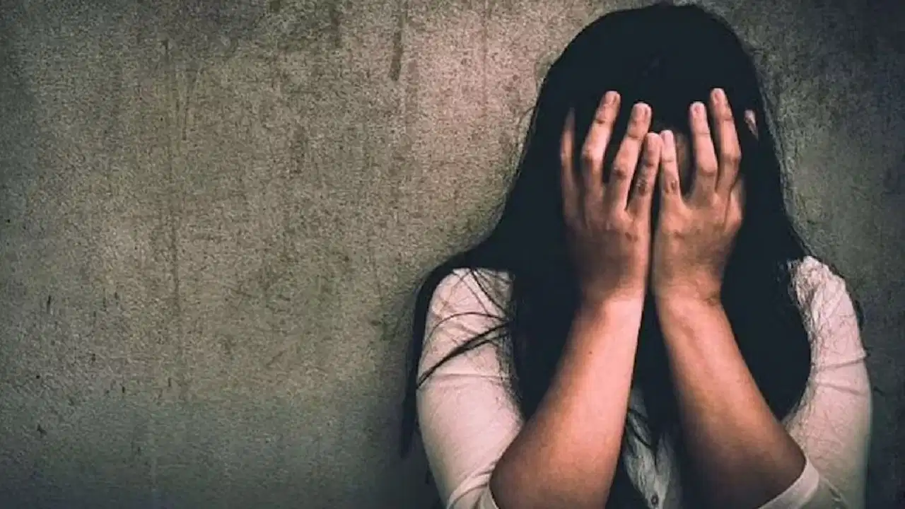 Chitrakoot Crime News: चित्रकूट में NEET छात्रा के साथ सामूहिक दुष्कर्म, खुद को वन कर्मी बताकर बदमाशों ने दिया वारदात को अंजाम