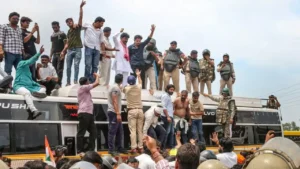 भोपाल में मूंग खरीद को लेकर उग्र हुआ किसानों का आंदोलन, प्रदर्शनकारियों ने बस पलटने का किया प्रयास
