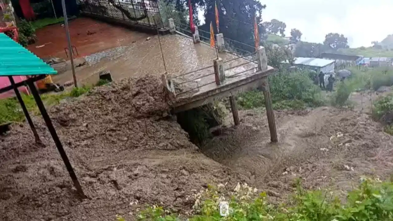 जोशीमठ के किमाणा गांव में भू-धंसाव से हड़कंप! चंडिका माता मंदिर क्षतिग्रस्त, प्राथमिक विद्यालय और पंचायत भवन में शिफ्ट होंगे ग्रामीण