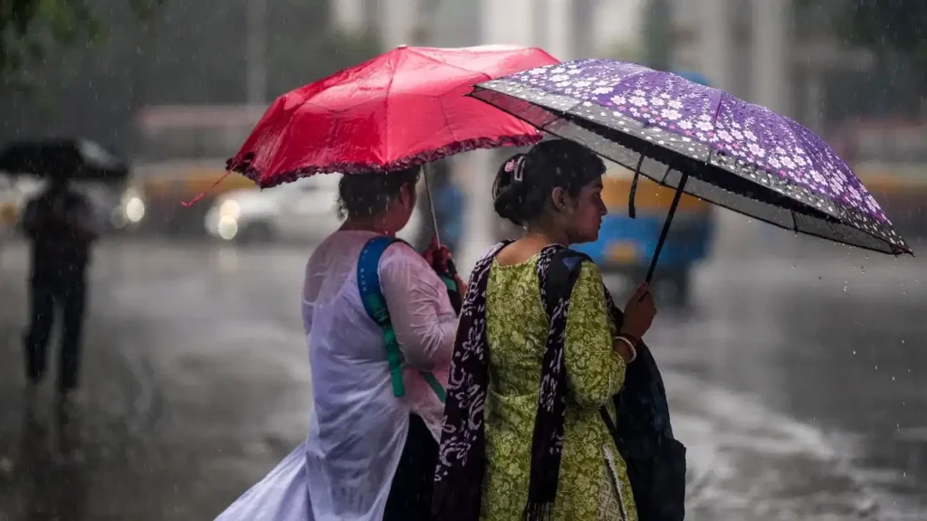 Weather Update: दिल्ली-यूपी सहित उत्तर भारत में भारी बारिश का अलर्ट, IMD ने जारी किया येलो अलर्ट