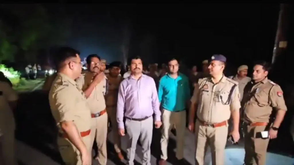 Etah Road Accident: एटा में भीषण सड़क हादसा, सड़क किनारे खड़ी बस को कंटेनर ने मारी टक्कर; 5 की मौत, 11 घायल