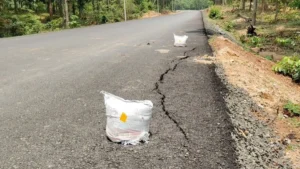NH-45 Quality Issue: पहली ही बारिश में उखड़ी सड़क, दरारें पड़ने से निर्माण एजेंसी की कार्यप्रणाली पर उठे सवाल