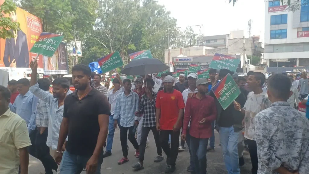 रांची में भड़का छात्रों का आक्रोश! JPSC परीक्षा में धांधली को लेकर लोकभवन मार्च; CBI जांच की उठी मांग