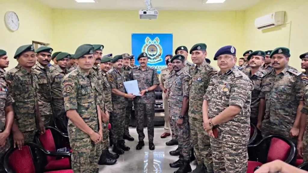 2 करोड़ 20 लाख के इनामी माओवादी मिसिर बेसरा की गिरफ्तारी के बाद रांची पहुंचे सीआरपीएफ डीजी जीपी सिंह