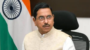 धर्मेंद्र प्रधान के इस्तीफे के बाद प्रह्लाद जोशी बने नए शिक्षा मंत्री, पीएम मोदी के संकटमोचकों में होती है गिनती