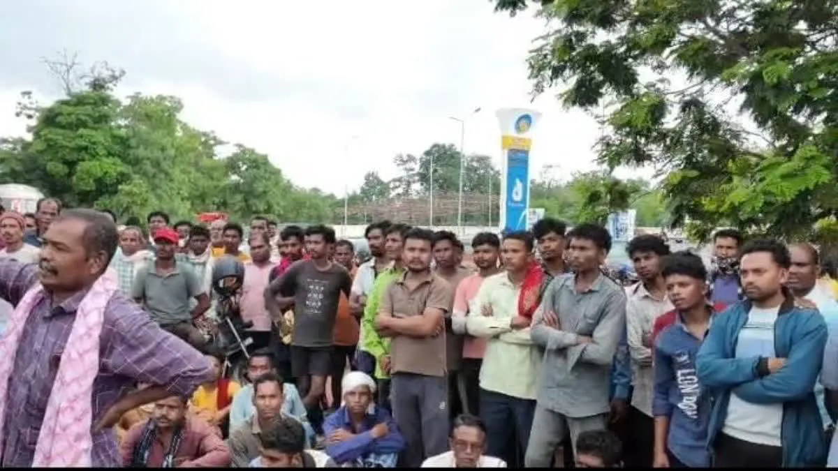 कांकेर: रात में चहेतों को खाद बांटने का आरोप; सड़कों पर उतरे किसान, तहसीलदार के आश्वासन के बाद खुला जाम
