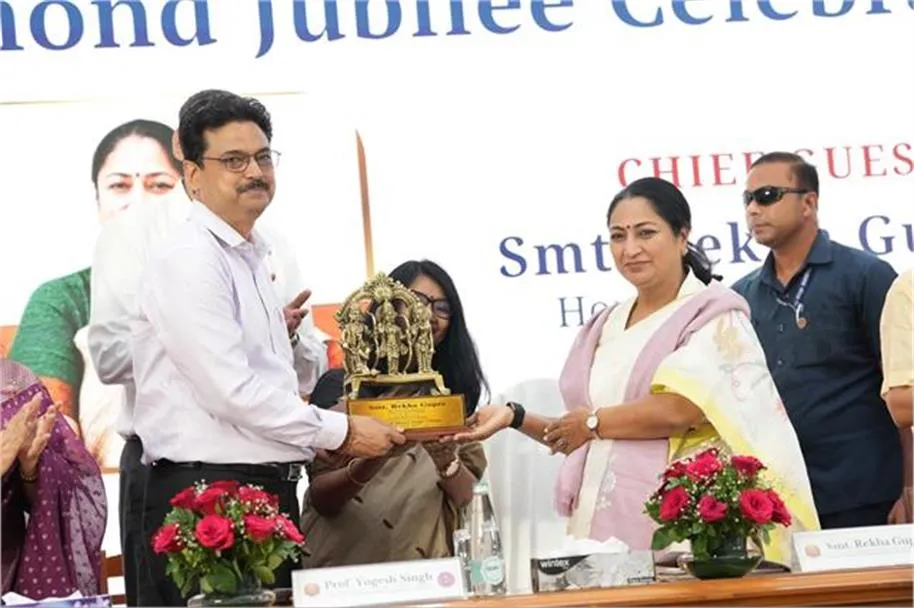 Delhi Education Hub: दिल्ली को शिक्षा का बड़ा हब बनाने की तैयारी, CM रेखा गुप्ता ने DU के छात्रों को दिया ‘राष्ट्र प्रथम’ का मंत्र