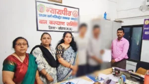 Khandwa CWC: नासिक से भागकर खंडवा पहुंचे 17 वर्षीय किशोर को RPF ने किया रेस्क्यू, परिजनों से हुआ मिलन