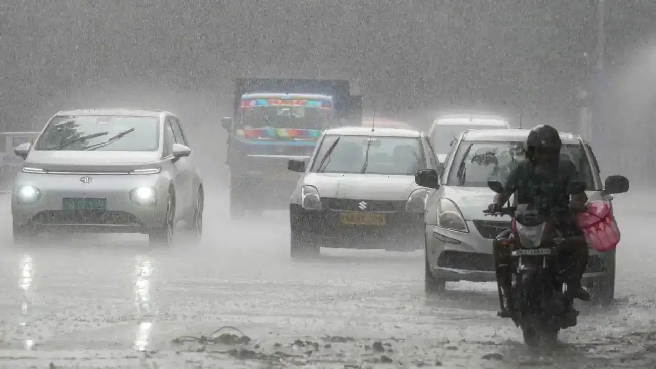 Monsoon Car Care Tips: बारिश में अपनी कार को जंग और हादसों से कैसे बचाएं? अपनाएं ये आसान टिप्स