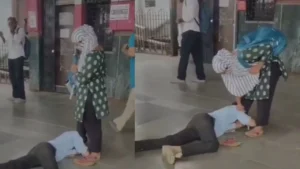 Mumbai News: बोरिवली रेलवे स्टेशन पर घुटनों के बल बैठा युवक, वीडियो सोशल मीडिया पर हुआ वायरल