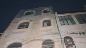 पूर्वी दिल्ली की गीता कॉलोनी में अचानक झुकी 4 मंजिला जर्जर इमारत! खाली कराया गया, MCD ने घोषित किया खतरनाक