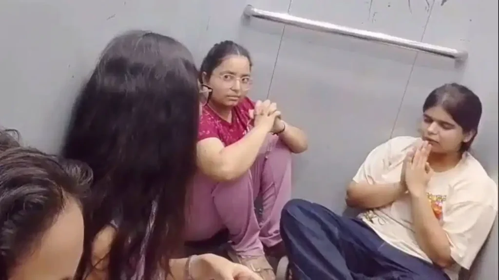 ग्रेटर नोएडा वेस्ट: लिफ्ट में फंसीं चार मासूम बच्चियां, 30 मिनट तक गूंजती रही हनुमान चालीसा