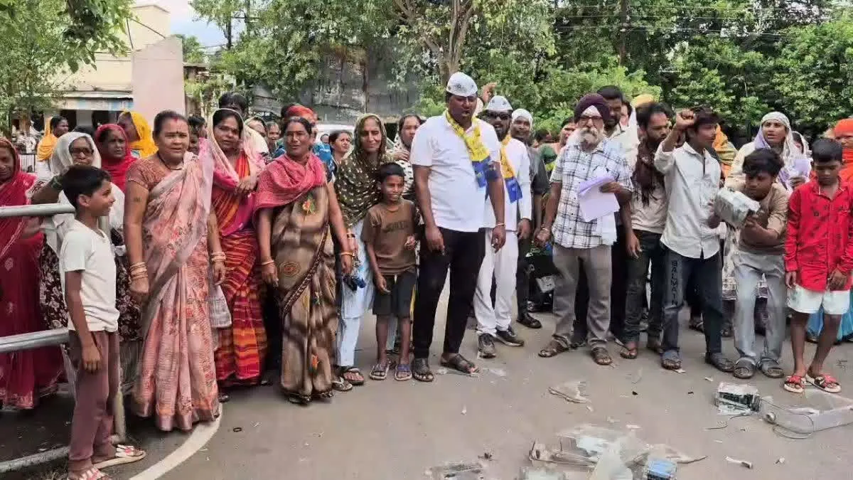 Durg News: स्मार्ट मीटर के खिलाफ भड़की जनता, कलेक्ट्रेट के बाहर मीटर तोड़कर किया विरोध प्रदर्शन