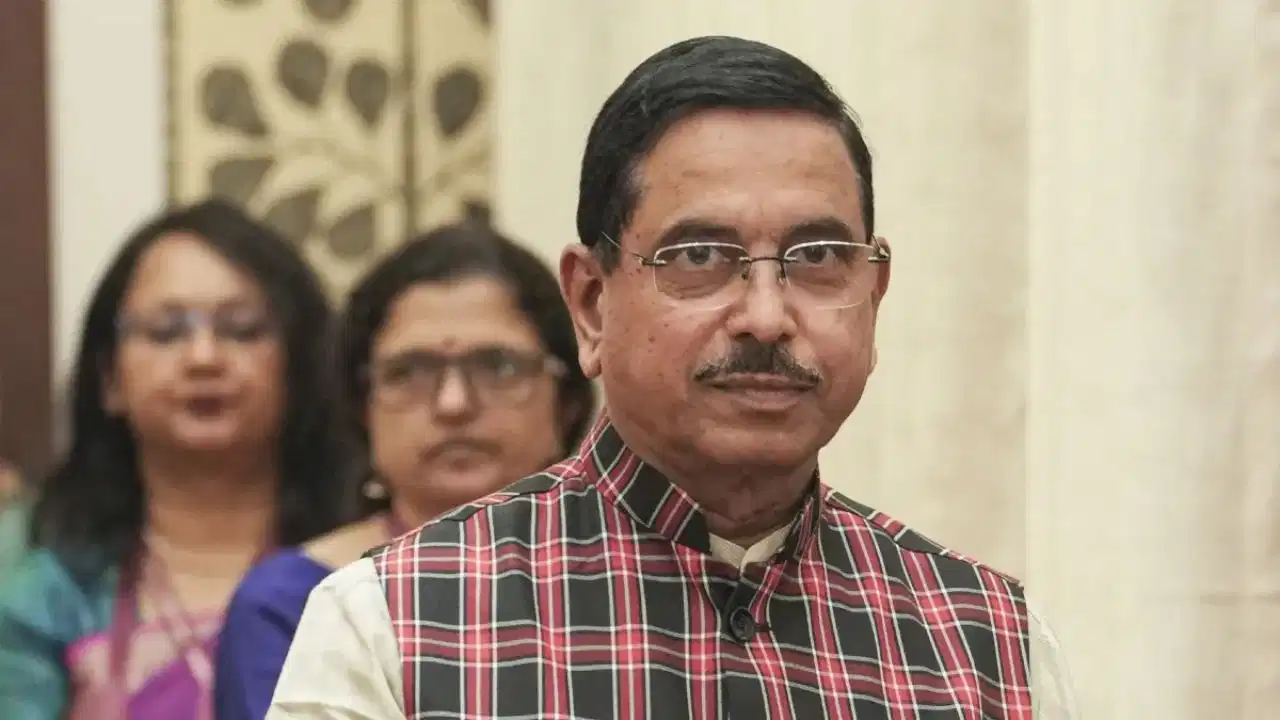 प्रह्लाद जोशी ने संभाली शिक्षा मंत्रालय की जिम्मेदारी, बोले—’पूर्ण विनम्रता और निष्ठा से निभाऊंगा कर्तव्य’