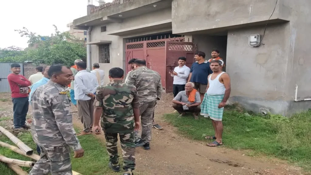 Ranchi News: साझा लाइब्रेरी बनी ‘झरना’, छत से गिरते पानी के बीच पढ़ने को मजबूर हैं सैकड़ों छात्र