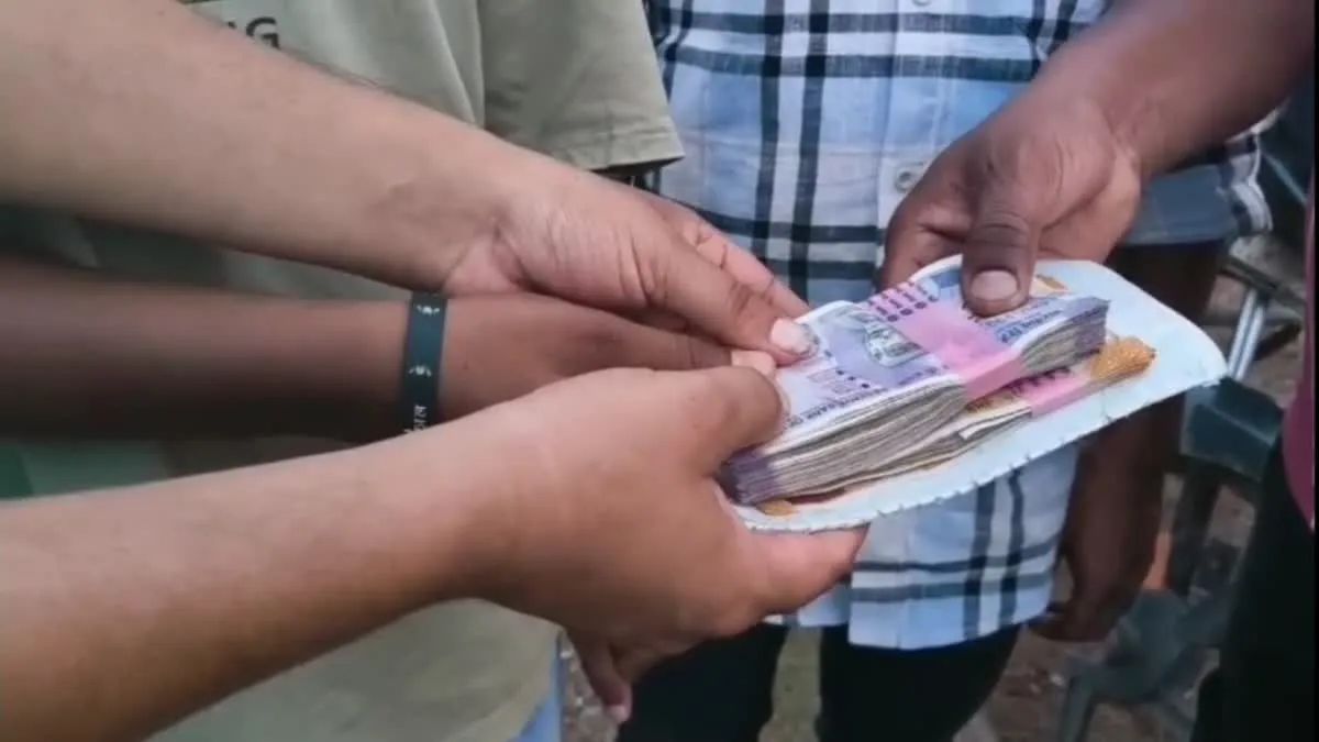 ईमानदारी की मिसाल: कांकेर के ग्रामीण ने सड़क पर गिरे 30 हजार रुपये लौटाकर जीता सबका दिल