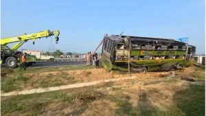 संभल में गंगा एक्सप्रेसवे पर भीषण हादसा, अनियंत्रित होकर पलटी डबल डेकर बस; 2 की मौत और 24 घायल
