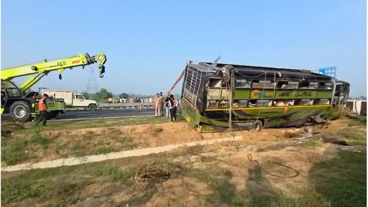 संभल में गंगा एक्सप्रेसवे पर भीषण हादसा, अनियंत्रित होकर पलटी डबल डेकर बस; 2 की मौत और 24 घायल