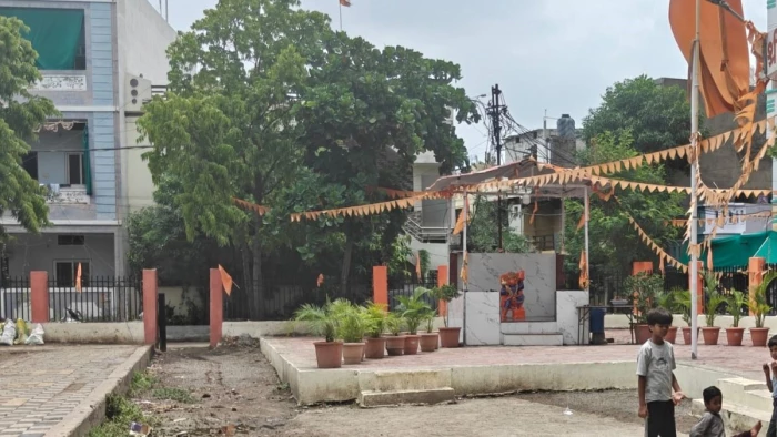 Indore School News: स्कूल की जमीन पर बना मंदिर, 150 बच्चों का भविष्य एक कमरे के भरोसे; पढ़ें पूरी रिपोर्ट