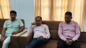सीधी: रिश्वत लेते रंगे हाथों पकड़े गए जिला अभियोजन अधिकारी, लोकायुक्त टीम को देख सड़क पर फेंके नोट
