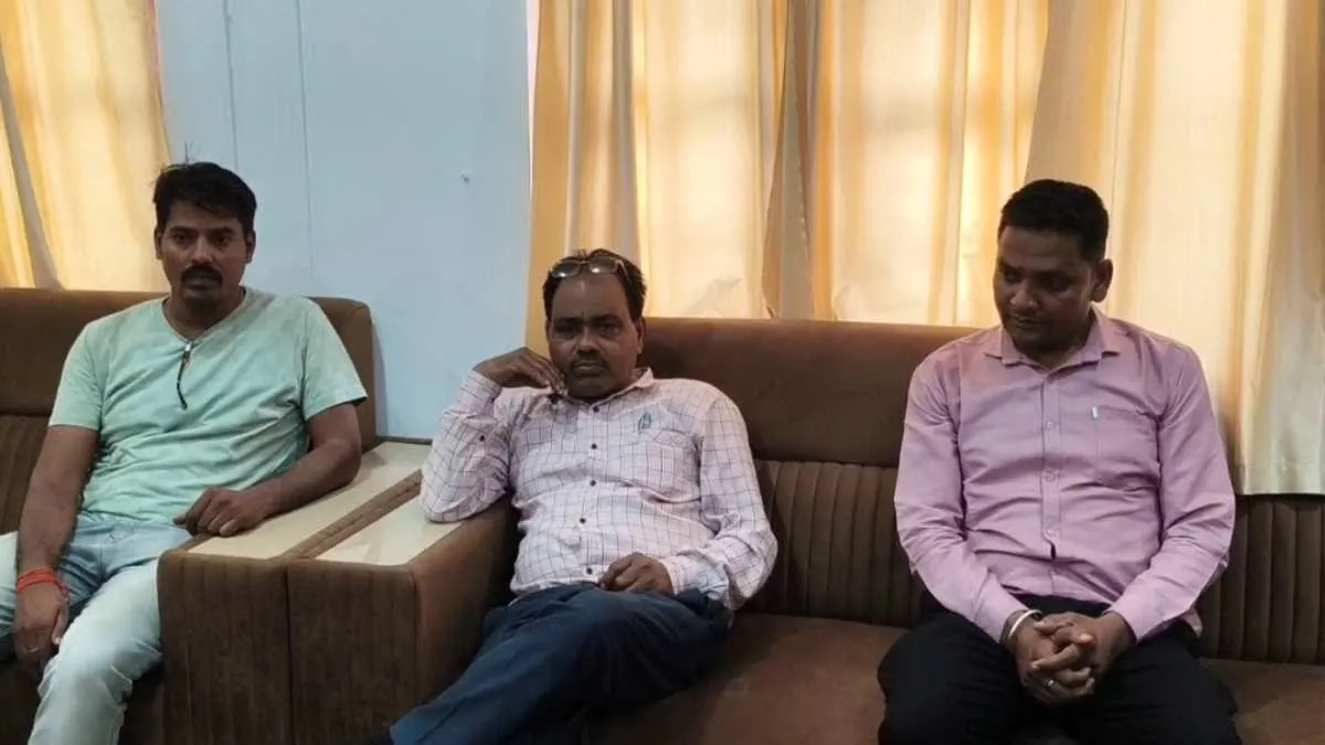 सीधी: रिश्वत लेते रंगे हाथों पकड़े गए जिला अभियोजन अधिकारी, लोकायुक्त टीम को देख सड़क पर फेंके नोट