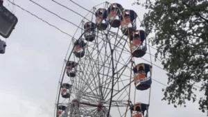 Narsinghpur Fair Incident: झूला अचानक बंद होने से मची अफरातफरी, काफी देर हवा में अटकी रहीं बच्चों की सांसें