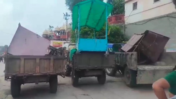 Ujjain Shipra Aarti: उज्जैन रामघाट पर प्रशासन की कार्रवाई, आरती स्थल से लाउडस्पीकर जब्त होने पर तीर्थ पुरोहित नाराज