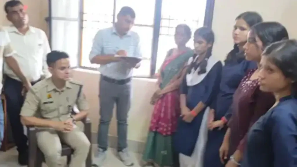 कासगंज के कस्तूरबा गांधी आवासीय विद्यालय में 10वीं की छात्रा का हॉस्टल में मिला शव, मची सनसनी