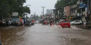 रायपुर में बदला मौसम का मिजाज: 98% पहुंची आर्द्रता, सड़कों पर जलभराव से जनजीवन प्रभावित; मौसम विभाग का अलर्ट