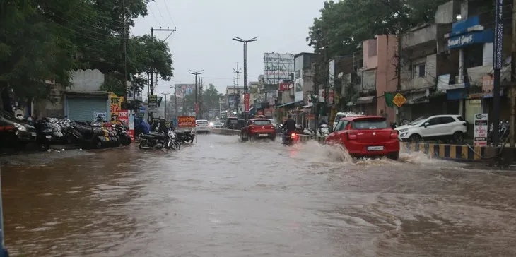 रायपुर में बदला मौसम का मिजाज: 98% पहुंची आर्द्रता, सड़कों पर जलभराव से जनजीवन प्रभावित; मौसम विभाग का अलर्ट