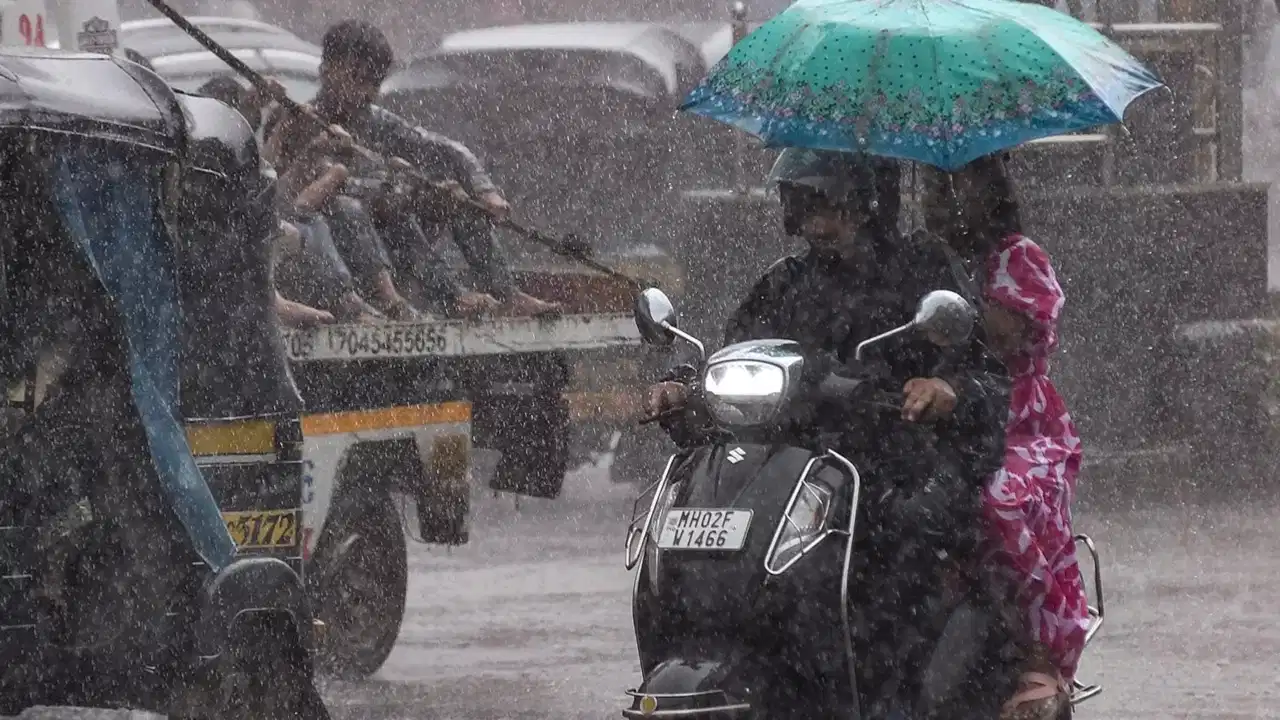 देश में मानसून का तांडव: उत्तराखंड-हिमाचल में फ्लैश फ्लड का खतरा; यूपी के 24 जिलों में आंधी-बिजली और भारी बारिश की चेतावनी