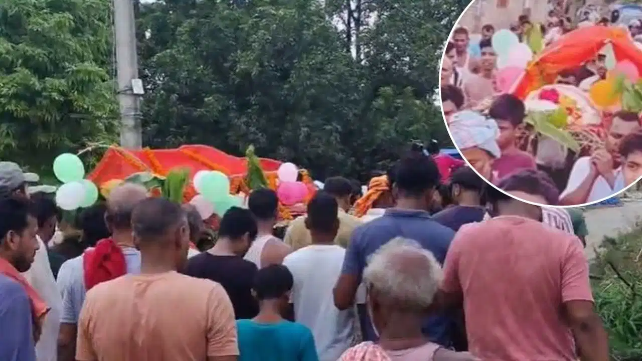 बिहार में अनोखी शवयात्रा: ढोल-नगाड़ों और आर्केस्ट्रा डांस के साथ निकली बुजुर्ग की अंतिम यात्रा, बेटे बोले— ‘पिता की अंतिम इच्छा पूरी की’