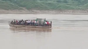 मुरैना में बड़ा हादसा टला: उफनती चंबल में 150 यात्रियों से भरा स्टीमर हुआ बंद, 10 किमी दूर भिंड तक बहा