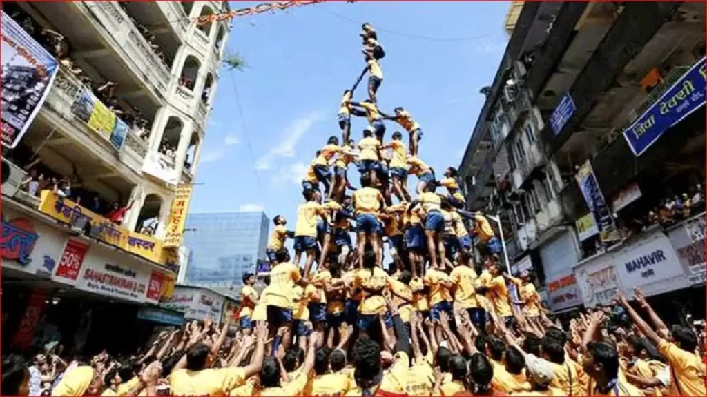 दही हांडी उत्सव से पूर्व महाराष्ट्र सरकार की बड़ी सौगात, 1.60 लाख गोविंदाओं को मिलेगा ₹10 लाख का मुफ्त बीमा