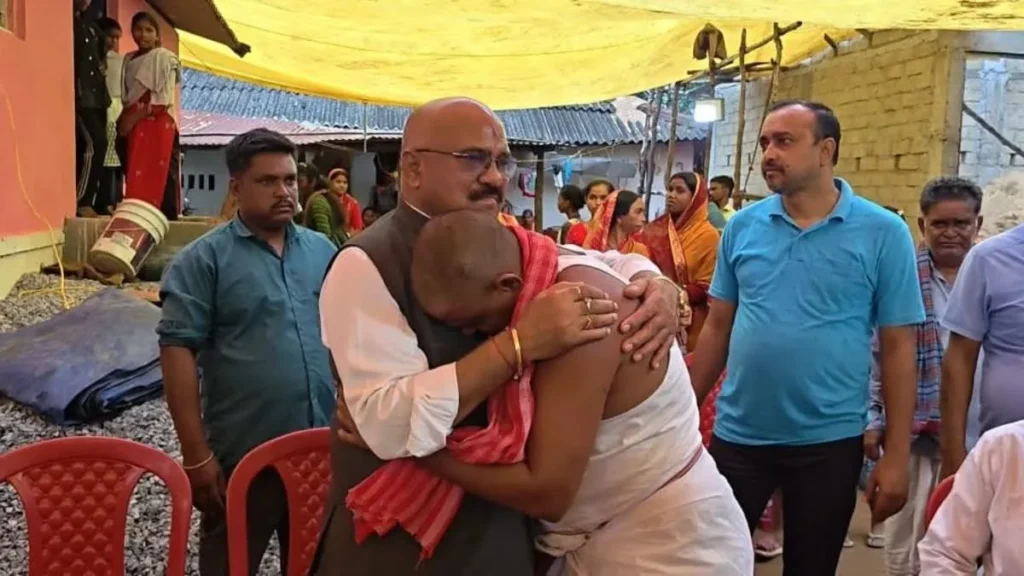 पखांजूर: गढ़चिरौली के आवासीय आश्रम में सांप के काटने से 3 छात्राओं की मौत; पीड़ित परिजनों से मिले अनूप नाग