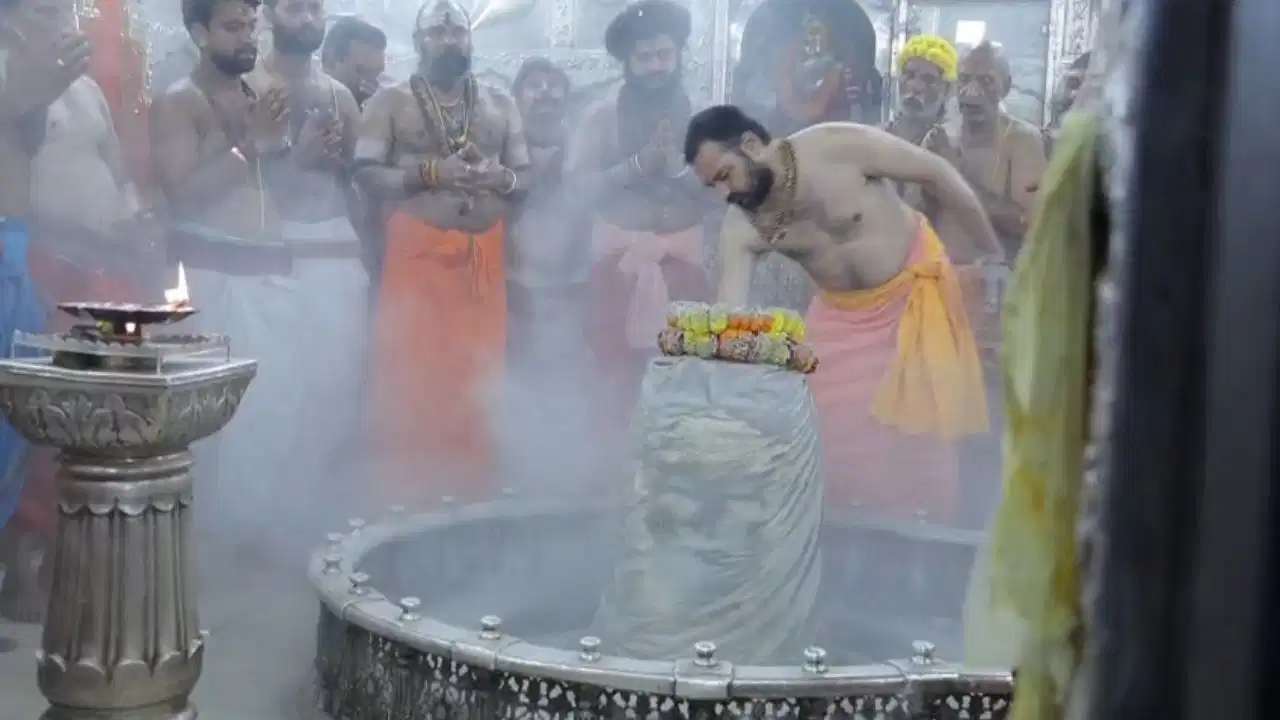 बाबा महाकाल की भस्म आरती कैसे होती है तैयार? जानें कपिला गाय के कंडे, अखंड धूनी और पौराणिक कथाओं का रहस्य