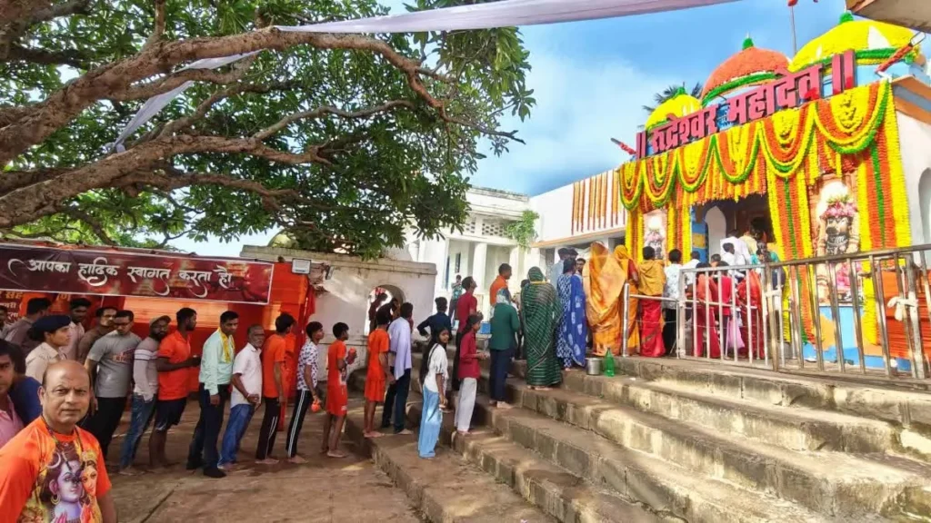 सावन के दूसरे सोमवार पर धमतरी से बलरामपुर तक गूंजे ‘हर-हर महादेव’, 36 वर्षों से जारी कांवड़ यात्रा में उमड़े शिवभक्त